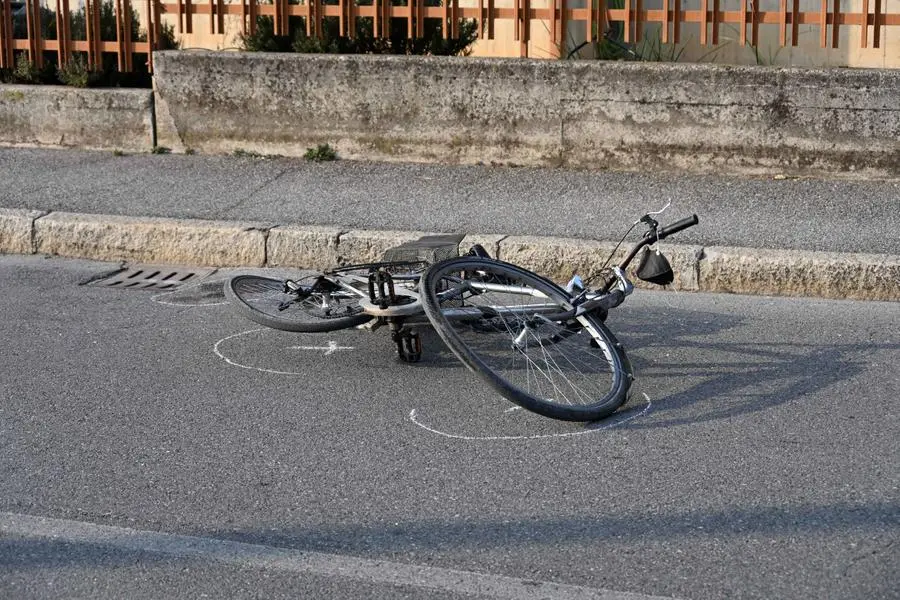 A terra la bici coinvolta nell'incidente con l'autobus in via Vittorio Arici