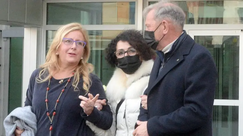 L'avvocatessa Caterina Braga con i suoi assistiti, i genitori di Greta Nedrotti - Foto Marco Ortogni/Neg © www.giornaledibrescia.it