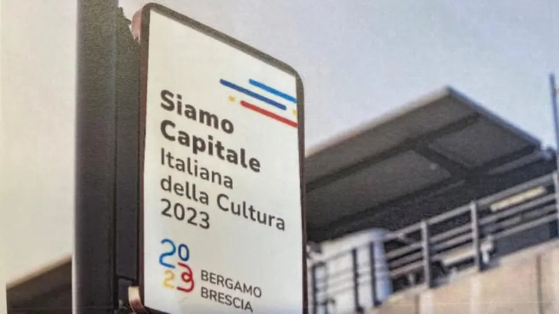 Il logo alla fermata di un autobus - © www.giornaledibrescia.it