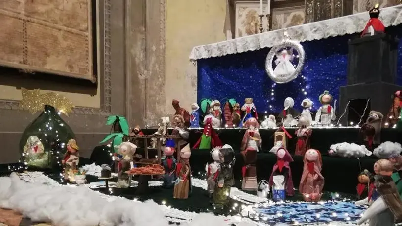 Il presepe realizzato con le mascherine a Salò - © www.giornaledibrescia.it