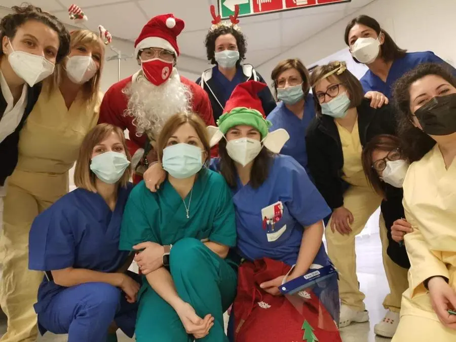 Babbo Natale atterra al Civile in elicottero