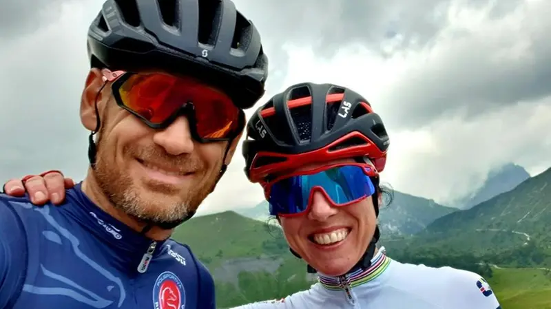 Sport e amore: Simona Cè abbraccia il marito Michele Faccioli - © www.giornaledibrescia.it