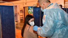 Una adolescente riceve una dose di vaccino anti-Covid - Foto Ansa © www.giornaledibrescia.it
