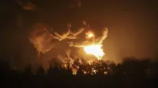 L'effetto di un missile lanciato su un deposito di petrolio a Vasylkiv, vicino a Kiev -  Ansa © www.giornaledibrescia.it