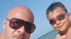 Davide Paitoni, 40 anni, con il figlio Daniele, 7, che lui stesso ha ucciso - Foto tratta da Facebook