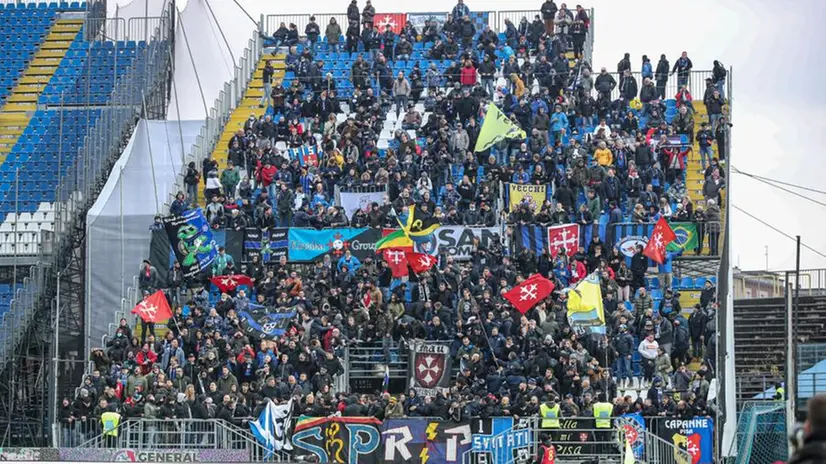 I tifosi del Pisa al Rigamonti durante la partita contro il Brescia - Foto NewReporter/Nicoli © www.giornaledibrescia.it