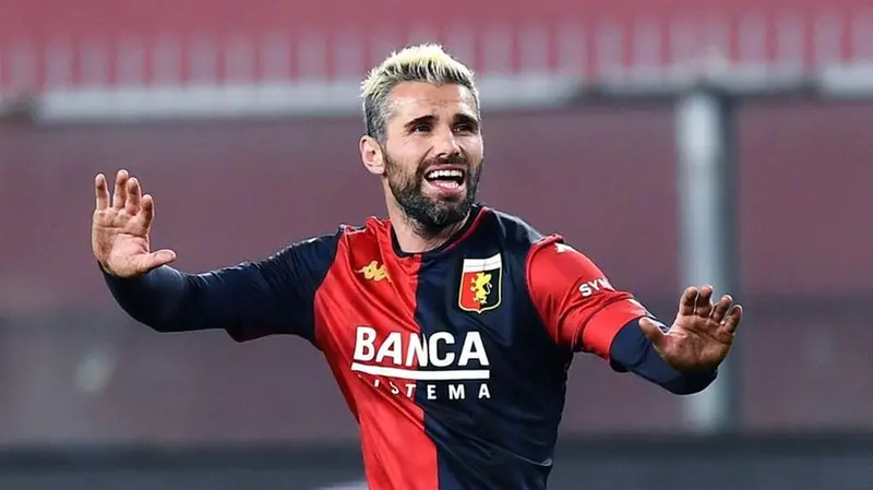 Valon Behrami, in questa foto con la maglia del Genoa, sarà un giocatore del Brescia Calcio