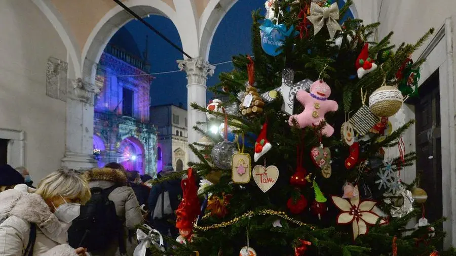 In piazza Loggia uno degli alberi allestiti lo scorso anno dai cittadini -  © www.giornaledibrescia.it
