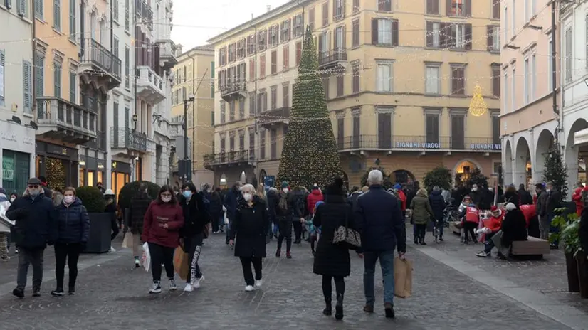 Il centro affollato e le persone con la mascherina - Foto Marco Ortogni/Neg © www.giornaledibrescia.it