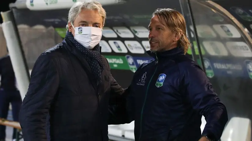 Tra scrivania e panchina. Il presidente della FeralpiSalò Giuseppe Pasini e l’allenatore Stefano Vecchi - Foto New Reporter Nicoli © www.giornaledibrescia.it