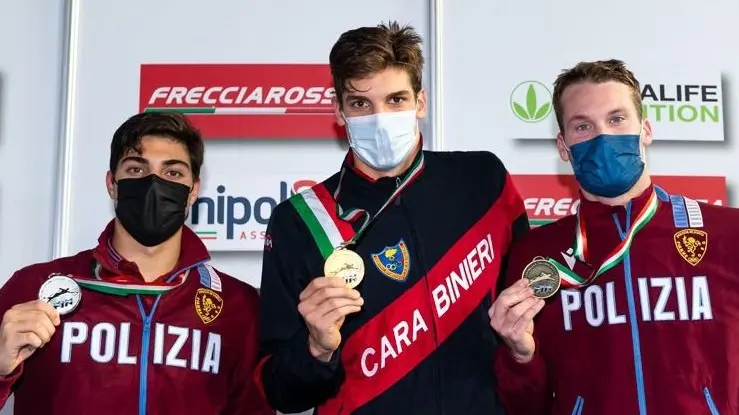 Matteo Lamberti mostra con orgoglio la medaglia d’oro - Foto Andrea Staccioli/Dbm Inside