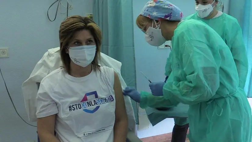 Momento storico. Giulia Salvalai riceve la prima dose di vaccino: è la prima nella nostra provincia - Foto © www.giornaledibrescia.it
