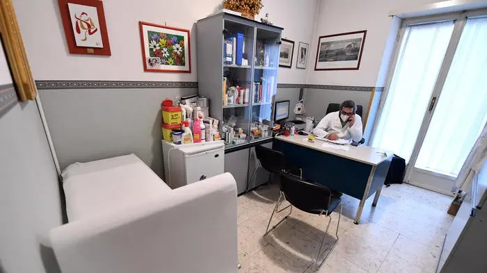 Un medico al telefono con i pazienti - Foto Ansa © www.giornaledibrescia.it