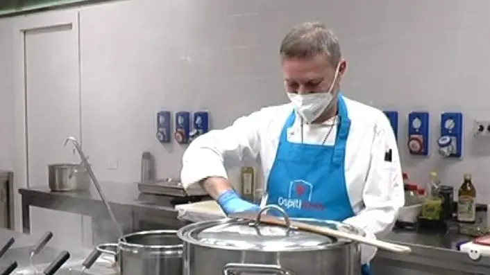 Un volontario al lavoro in una struttura d'accoglienza - © www.giornaledibrescia.it