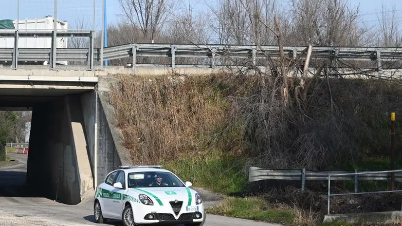 Una pattuglia della Polizia Locale a ridosso della tangenziale Sud dalle parti di San Polo - © www.giornaledibrescia.it