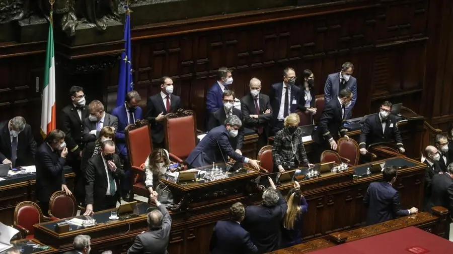 Deputati e senatori dopo la votazione che ha confermato Mattarella Presidente della Repubblica