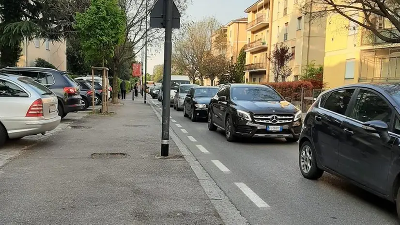 Il nuovo semaforo ingolfa il traffico all’incrocio tra via Ambaraga e via Branze - Foto © www.giornaledibrescia.it