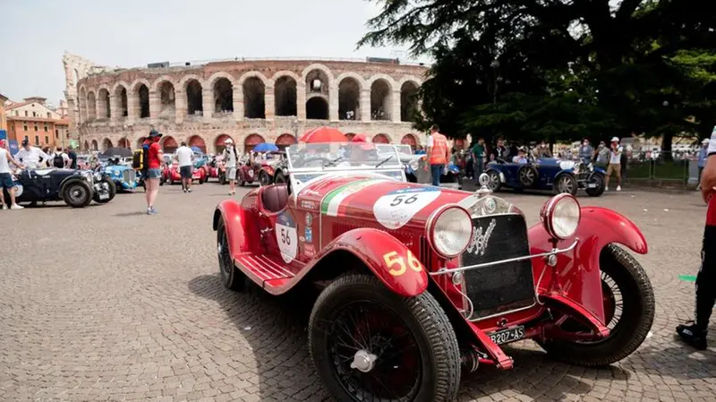 Un'auto d'epoca della Mille Miglia in piazza Bra a Verona - Foto New Reporter Favretto/Checchi © www.giornaledibrescia.it