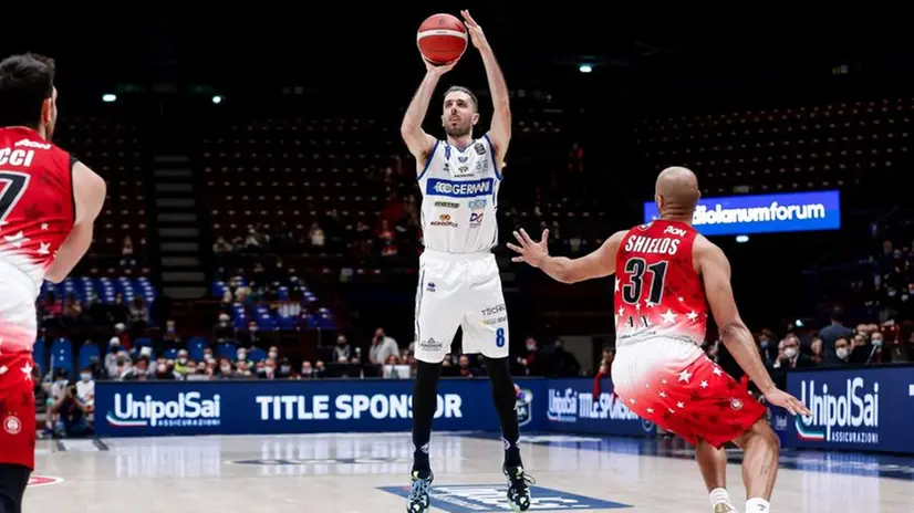 Amedeo della Valle contro l'Olimpia Milano - © www.giornaledibrescia.it