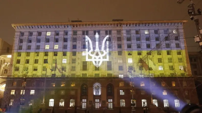 La bandiera ucraina proiettata sulla facciata del municipio di Kiev