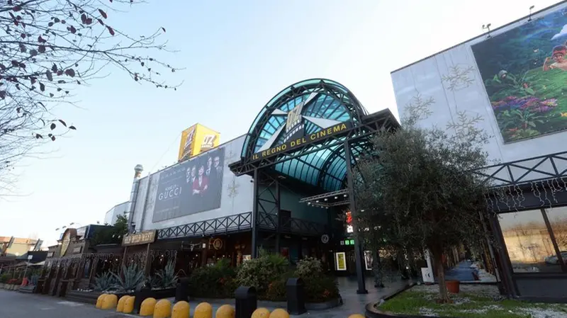 Controlli anche alla multisala Oz - Foto Marco Ortogni/Neg © www.giornaledibrescia.it