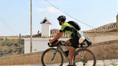Nicola Amadini, 30 anni, in bici da Bovegno all'Etna: qui a Grottole (Matera) - Foto Marilù Campanelli