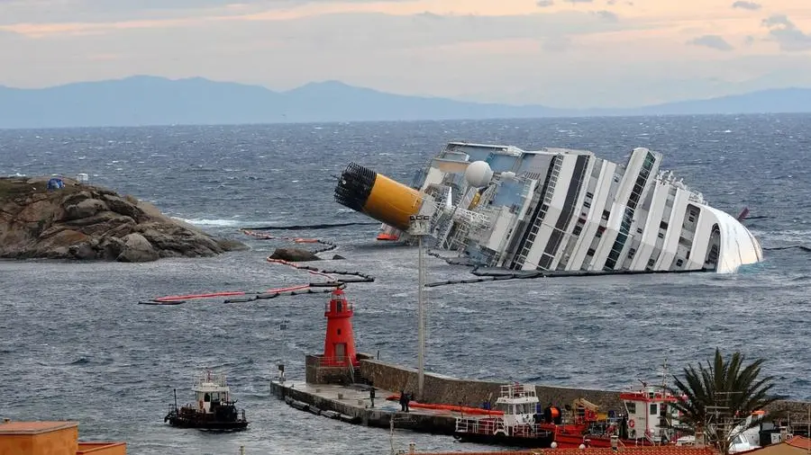 La Costa Concordia naufragata al largo dell'Isola del Giglio - Foto Ansa/Luca Zennaro © www.giornaledibrescia.it