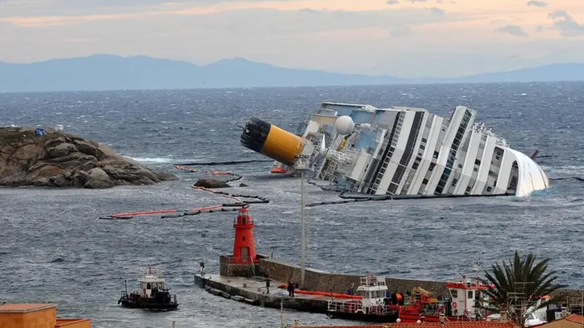 La Costa Concordia naufragata al largo dell'Isola del Giglio - Foto Ansa/Luca Zennaro © www.giornaledibrescia.it