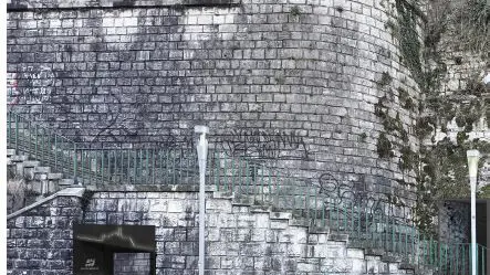 L’accesso dalla porticina già esistente sotto le scale a Fossa Bagni