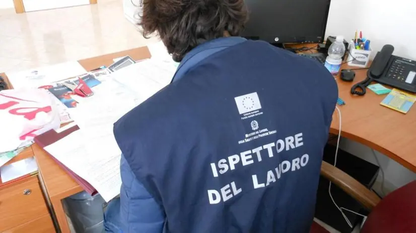 Un ispettore del lavoro impegnato in un controllo