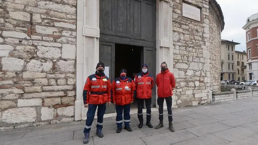 I volontari dell’Associazione carabinieri in posa davanti al Duomo vecchio - Foto Marco Ortogni/Neg © www.giornaledibrescia.it