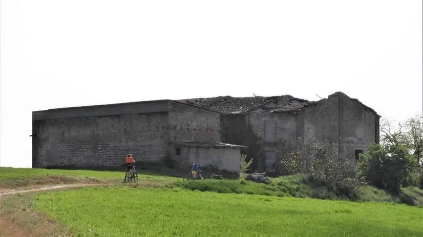 Lo stato di abbandono della cascina in cui è incastonato il monastero di San Giorgio - © www.giornaledibrescia.it