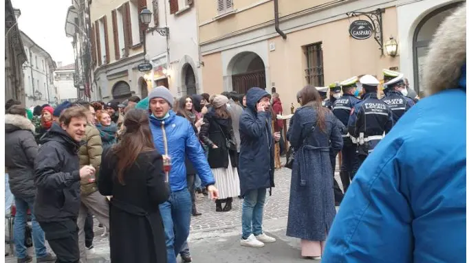 Le persone riunite per l'aperitivo in via Gasparo da Salò