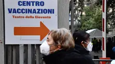 Persone al centro vaccinale - © www.giornaledibrescia.it