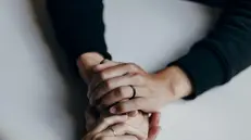 Due donne si stringono le mani come sostegno