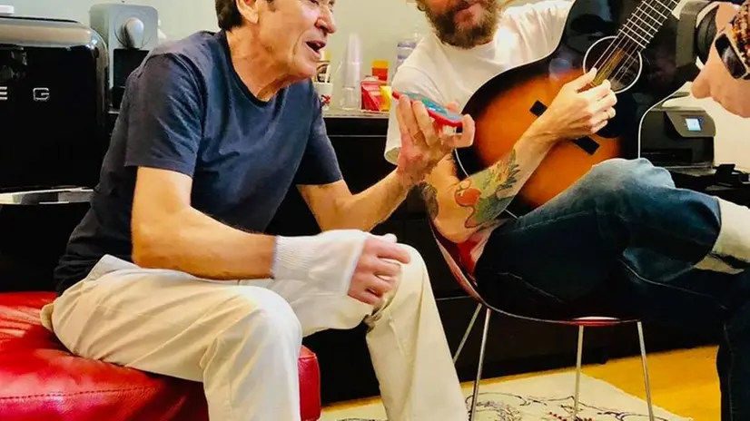 Gianni Morandi e Jovanotti in una foto del profilo Fb del cantante romagnolo
