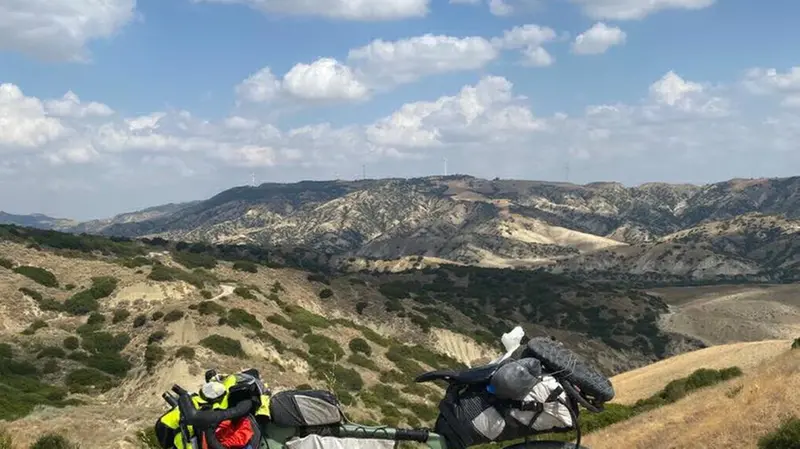 La gravel usata da Amadini carica di borse per il viaggio attraverso l'Italia - Foto Nicola Amadini