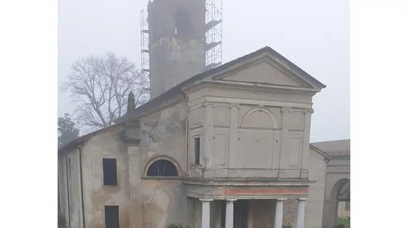 La parrocchiale di San Filastrio a Ludriano e la torre crollata immortalati pochi giorni fa - Foto Soprintendenza per l'Archeologia, le Belle Arti e il Paesaggio