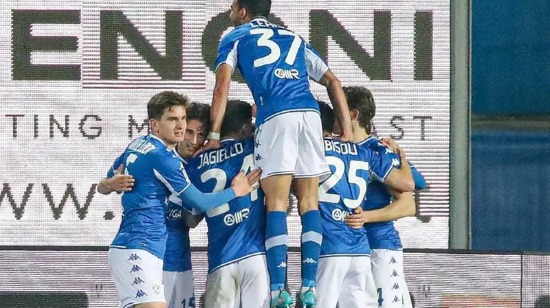 Piramide biancazzurra. La felicità del Brescia per il primato in classifica