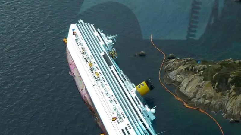 La Concordia riversa su un fianco, fotografata dall'elicottero - Foto Ansa/Enzo Russo © www.giornaledibrescia.it