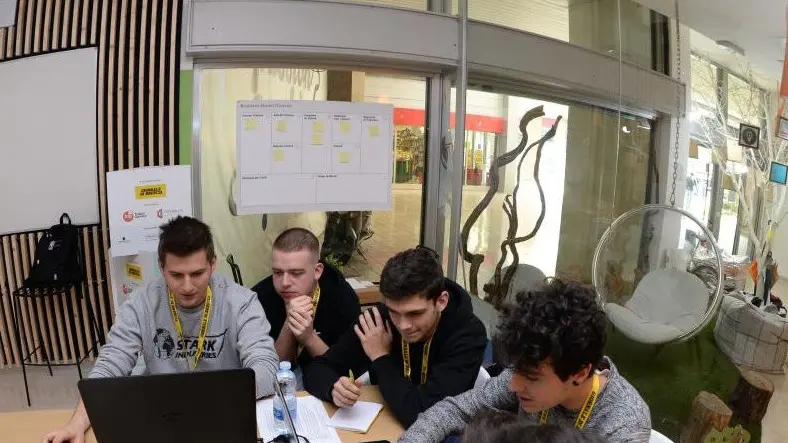Una squadra di studenti al lavoro sul progetto finale in una passata edizione - © www.giornaledibrescia.it