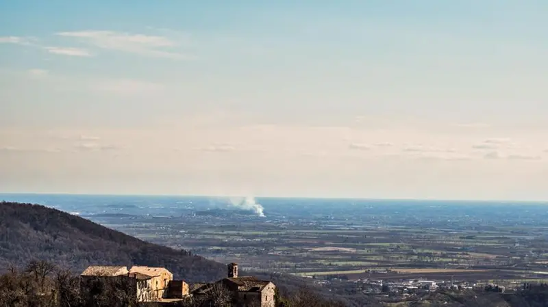 L'incendio alla Cartiera del Chiese di Montichiari visto da San Gallo di Botticino -  © www.giornaledibrescia.it