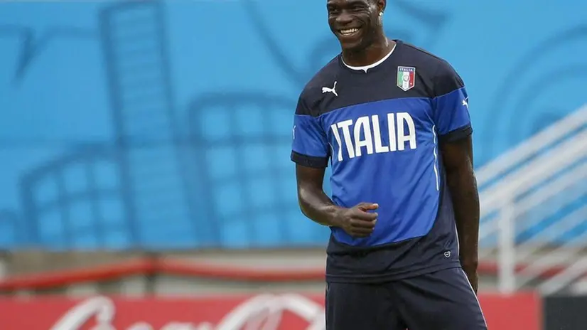 Mario Balotelli in una foto di archivio con la maglia della Nazionale - Foto Ansa © www.giornaledibrescia.it