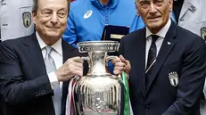 Mario Draghi e Gabriele Gravina, qui con la coppa dell’Europeo - © www.giornaledibrescia.it