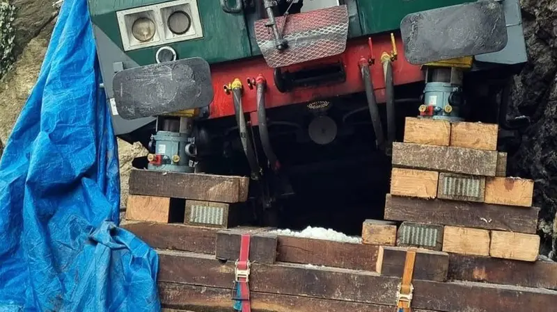 La motrice di Trenord sollevata da una catasta di traversine e da due martinetti idraulici - Foto New Eden Group © www.giornaledibrescia.it