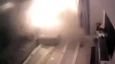 Un fermo immagine tratto da un video mostra un momento dell'esplosione di un appartamento del palazzo residenziale a  Kiev, colpito da un missile