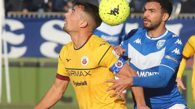 In dirittura d’arrivo  Adorni, qui a contrastare Léris