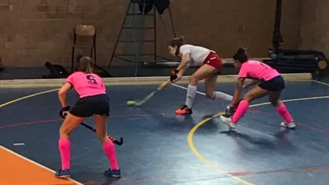 Una fase di gioco del campionato di hockey al coperto - © www.giornaledibrescia.it