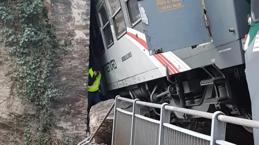 Il treno deragliato all'altezza di Cedegolo - Foto Gabriele Strada /Neg © www.giornaledibrescia.it