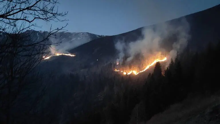 Maniva, il vasto fronte di fuoco nella notte - Foto tratta dalla pagina Facebook della Sevac di Concesio